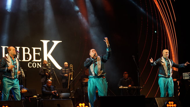 imagen de Noche tropical a cielo abierto: Karibe con K abrió la temporada